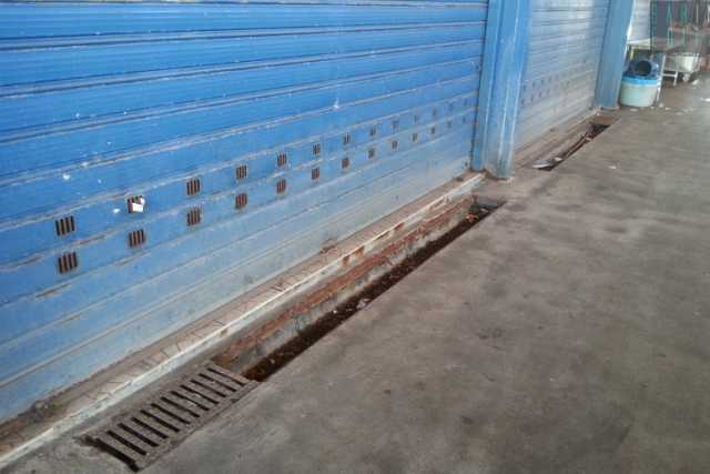 Bari, al mercato il furto delle caditoie di ghisa: �Costretti a smontarle ogni giorno�